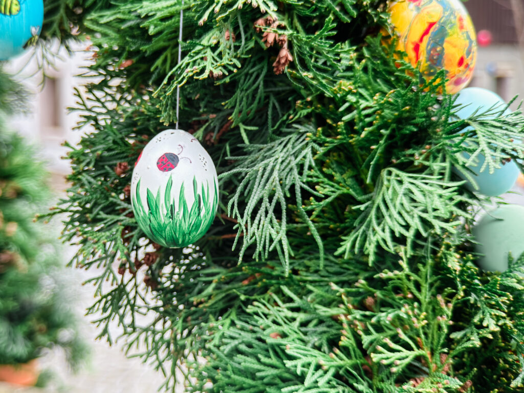 Osterei bemalt mit Marienkäfern beim Osterbrunnenfest in Krippen.