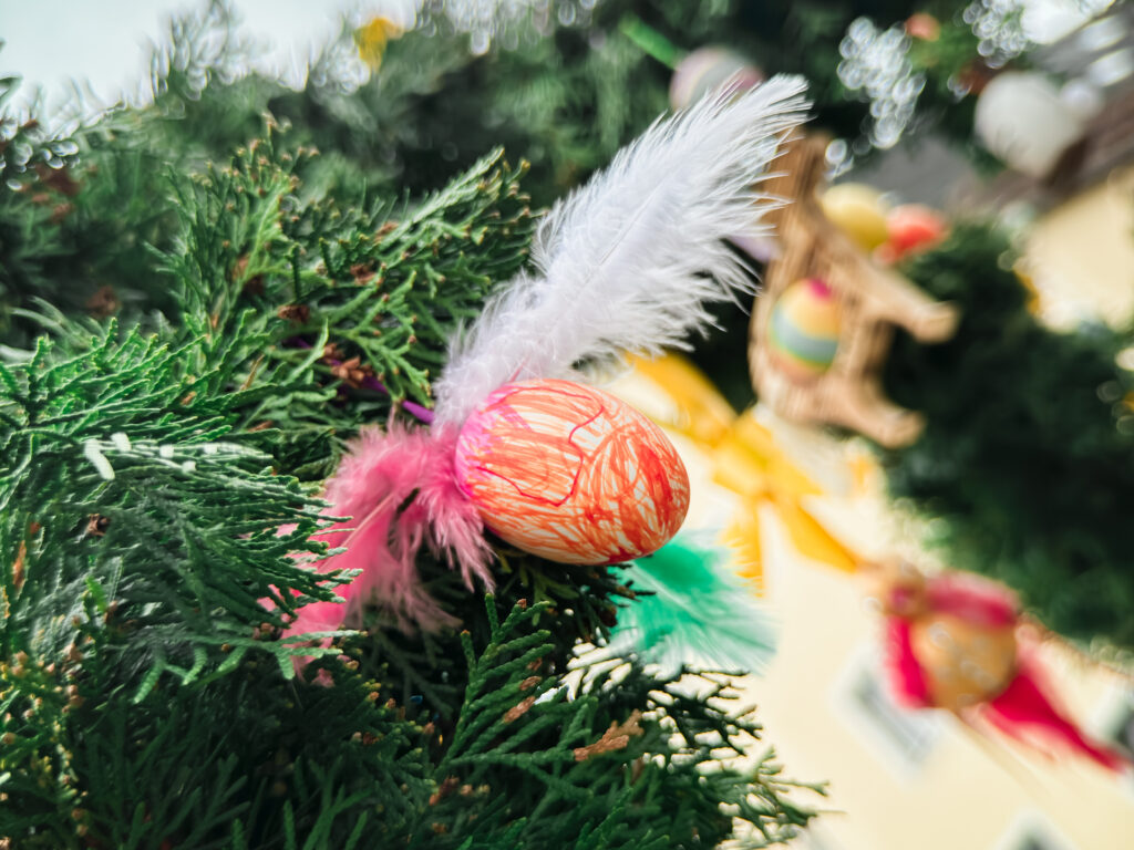 Osterei mit Federschmuck beim Osterbrunnenfest in Krippen.