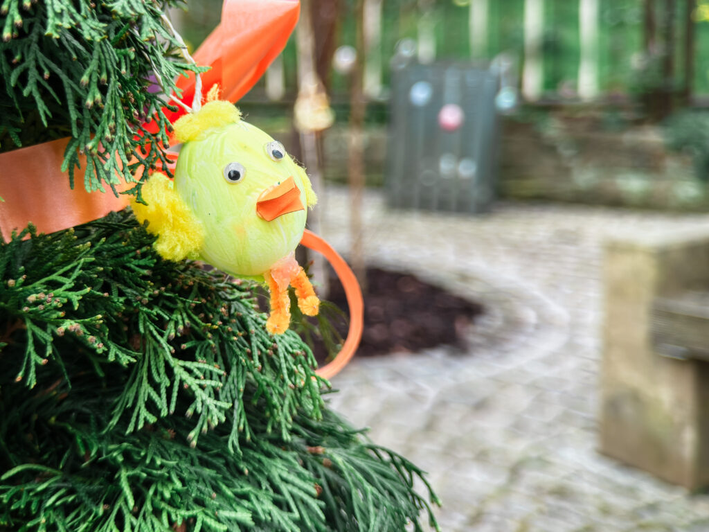 Gelbes Osterei als Küken verkleidet beim Osterbrunnenfest in Krippen.