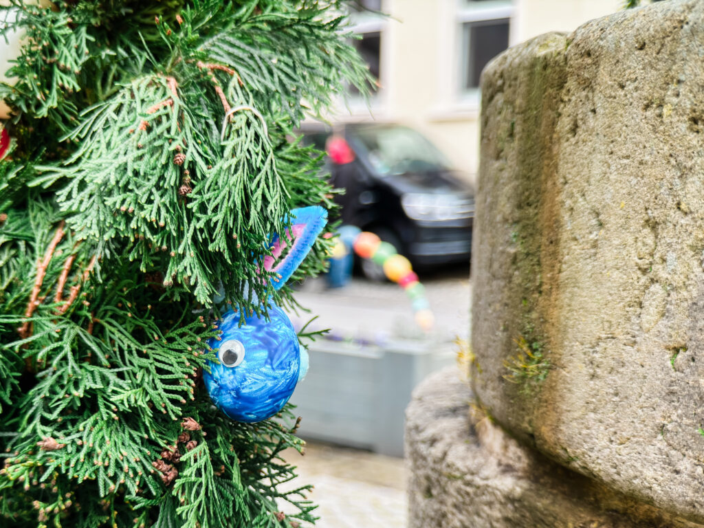 Blaues Osterei als Hase verkleidet beim Osterbrunnenfest in Krippen.