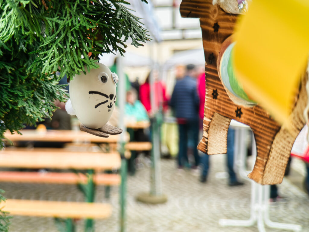 Weißes Osterei als Hase verkleidet beim Osterbrunnenfest in Krippen.